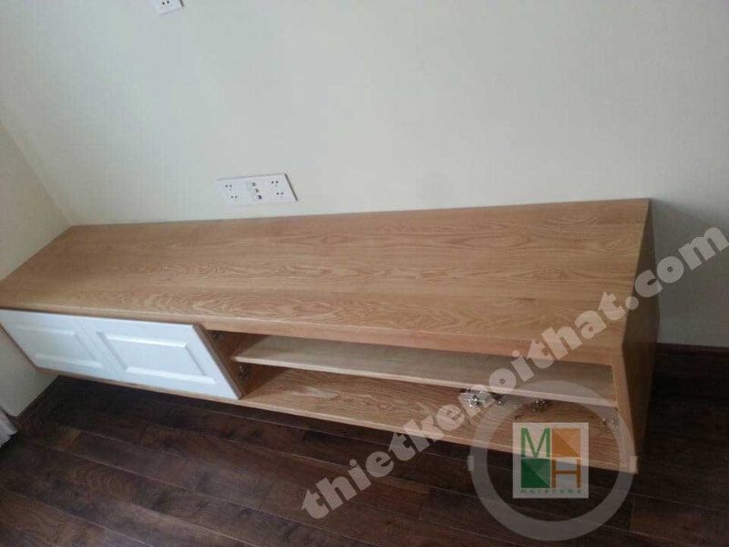 Ngăn mở của kệ tivi được sơn trắng tạo ảo giác về không gian rộng mở hơn